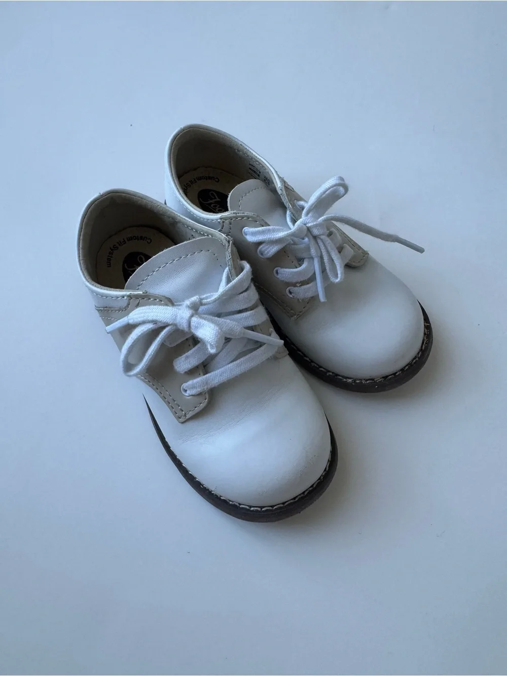 FootMates White & Tan Cheer Oxford Lace-Up Dress Shoes